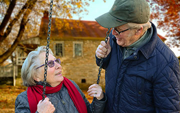 Photo, altes Ehepaar in Herbstlandschaft