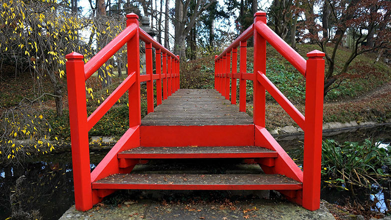 Photo, rote Brücke in grüner Landschaft